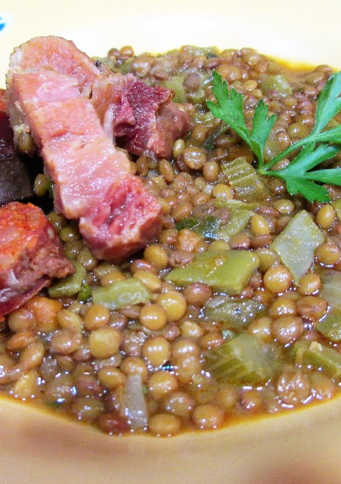 Una foto de Guiso de lentejas con morcilla, chorizo y panceta de cerdo