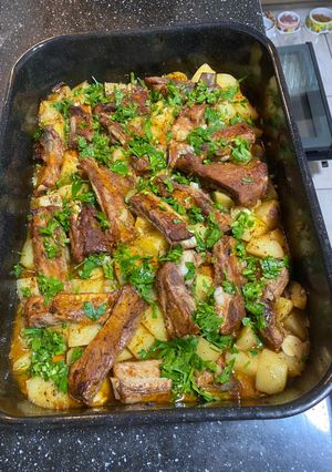O poză a rețetei Coaste de porc la cuptor cu cartofi.