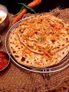 गाजर का पराठा(Gajar ka paratha recipe in Hindi) रेसिपी मुख्य फोटो