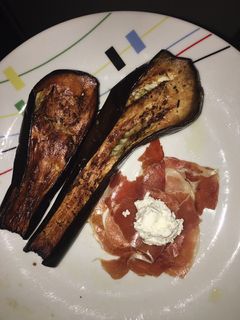Una foto de Berenjena al horno con jamón ibérico y queso🍆
