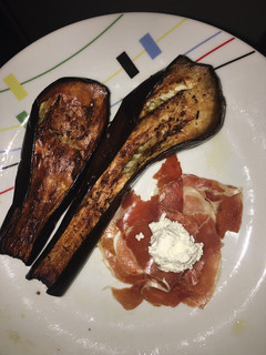 Una foto de Berenjena al horno con jamón ibérico y queso🍆