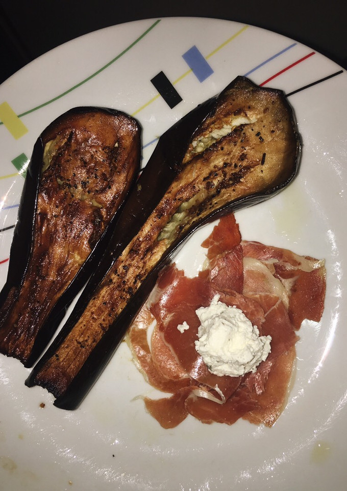 Una foto de Berenjena al horno con jamón ibérico y queso🍆