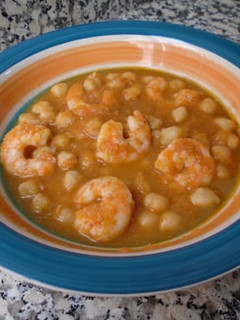 Una foto de Garbanzos con langostinos en salsa