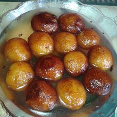 A picture of Gulab jamun.