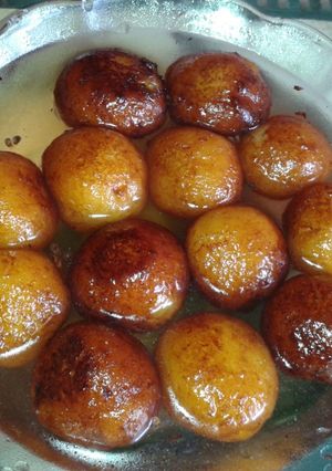 A picture of Gulab jamun.