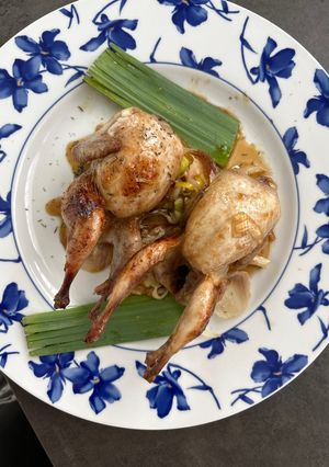 Una foto de Codornices caramelizadas con soja