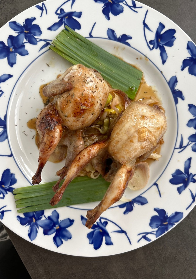 Una foto de Codornices caramelizadas con soja