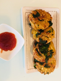 A picture of Spinach-flatten rice cutlets.