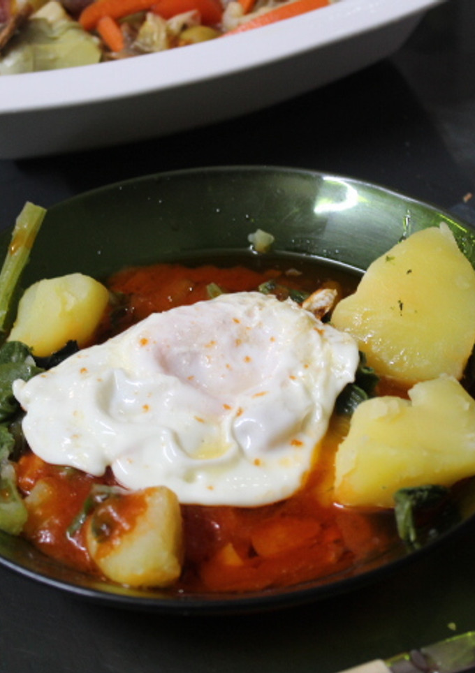 Una foto de Acelgas con patatas, tomate y huevo