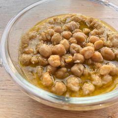 A picture of Lebanese Balila (chickpeas with garlic and olive oil) - under 30 minutes.
