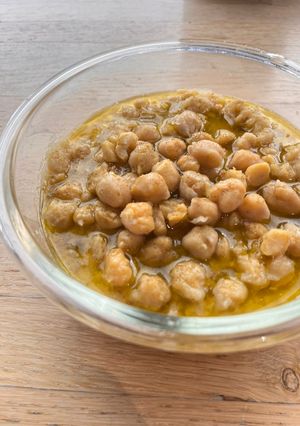 A picture of Lebanese Balila (chickpeas with garlic and olive oil) - under 30 minutes.