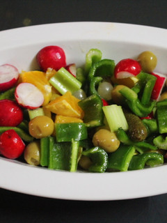 Una foto de Ensalada de apio, pimiento y rábanos