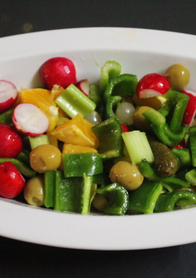 Una foto de Ensalada de apio, pimiento y rábanos