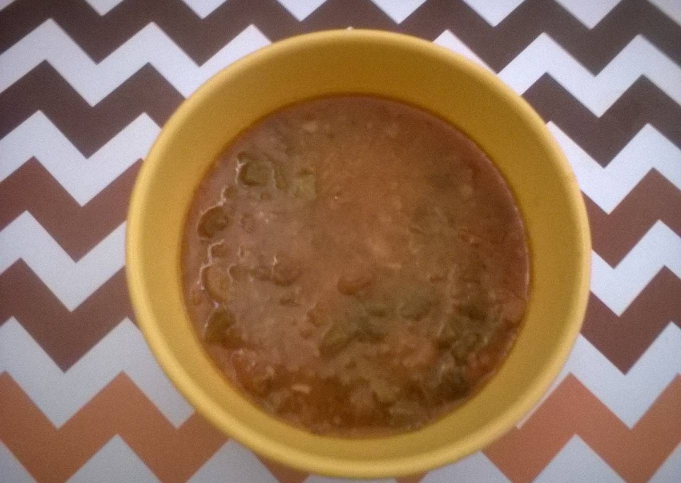 Sopa de habas con nopales en olla de cocción lenta