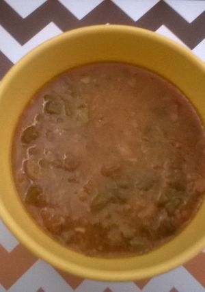 Una foto de Sopa de habas con nopales en olla de cocción lenta