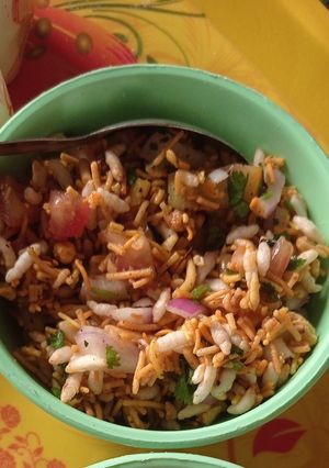 चटपटी भेल पूरी (chatpati bhel puri recipe in Hindi) रेसिपी मुख्य फोटो