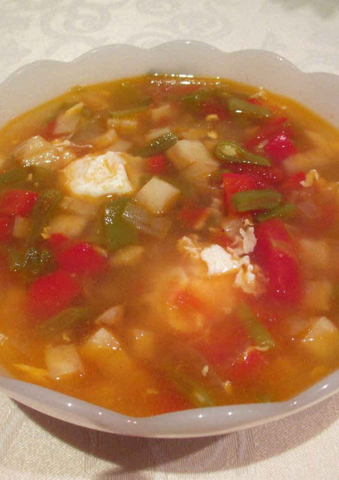 Una foto de Sopa de judías planas, apio nabo y huevos de codorniz