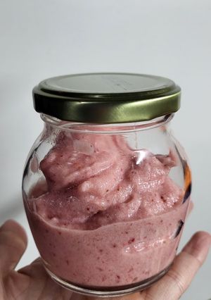 Una foto de Postre de frutillas y banana
