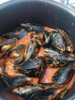 Una foto de Mejillones con tomate