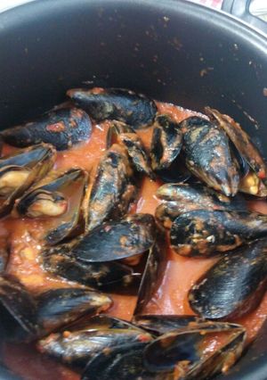 Una foto de Mejillones con tomate