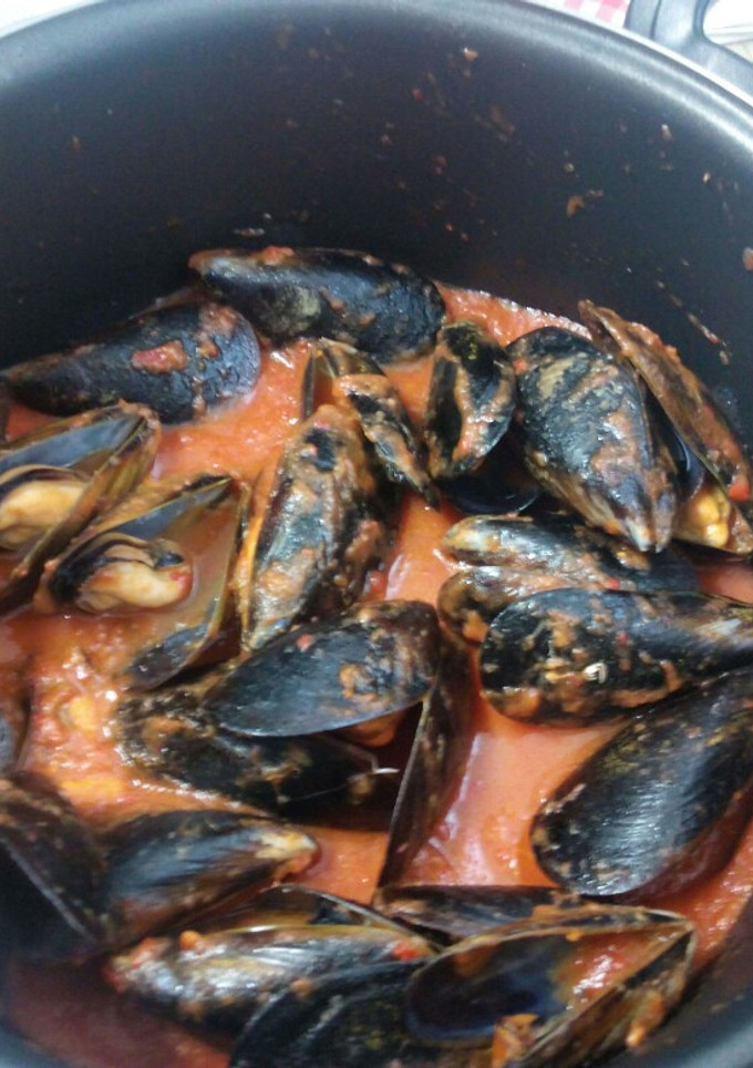 Una foto de Mejillones con tomate
