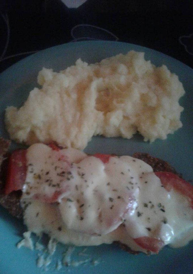 Una foto de Milanesas napolitanas con tomates en fruta
