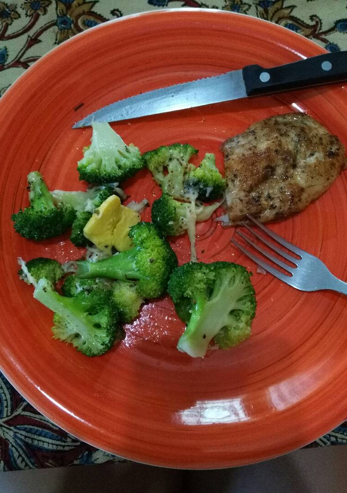 Una foto de Cetogénica:brócoli con queso, mantequilla y pollo