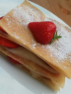 Una foto de Milhojas de fresas con masa filo