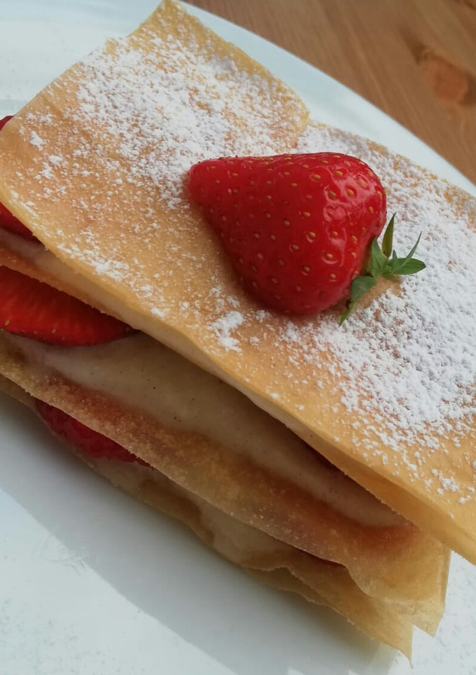 Una foto de Milhojas de fresas con masa filo