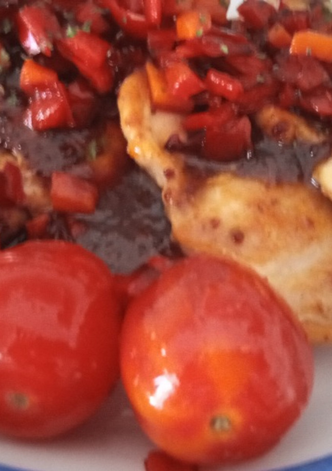 Una foto de Pechugas de Pollo a la Miel y Mostaza con Verduritas a la Mantequilla