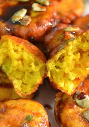 Una foto de Buñuelos de calabaza y pollo con miel de caña