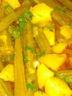 સરગવા બટાકા નું શાક (Saragva Bataka Shak Recipe In Gujarati) રેસીપી મુખ્ય ફોટો