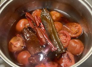 Una foto de Salsa Roja estilo @Jauregrill con chiles pasilla 🌶️ mirasol y jitomates 🍅