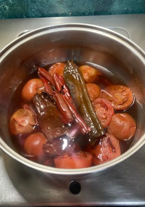Una foto de Salsa Roja estilo @Jauregrill con chiles pasilla 🌶️ mirasol y jitomates 🍅