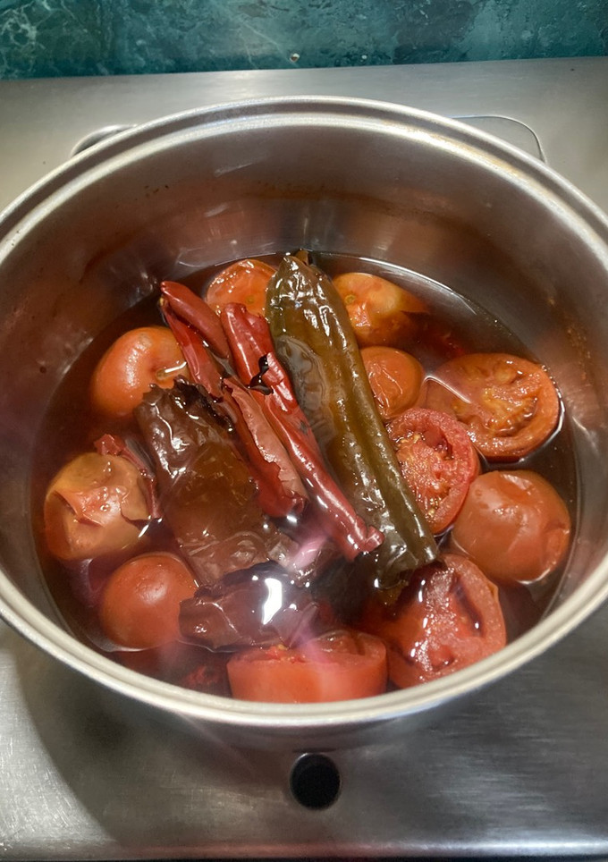 Una foto de Salsa Roja estilo @Jauregrill con chiles pasilla 🌶️ mirasol y jitomates 🍅
