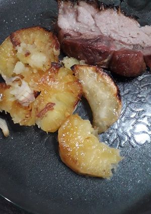 Una foto de Bondiola con batatas al horno