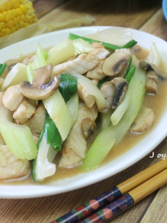 蘑菇芹菜炒旗魚 的食譜成品照片
