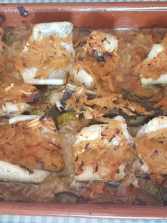 Una foto de Congre de Roca al forn amb salsa de vi blanc amb poma