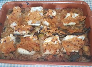 Una foto de Congre de Roca al forn amb salsa de vi blanc amb poma