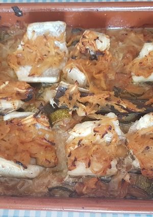 Una foto de Congre de Roca al forn amb salsa de vi blanc amb poma