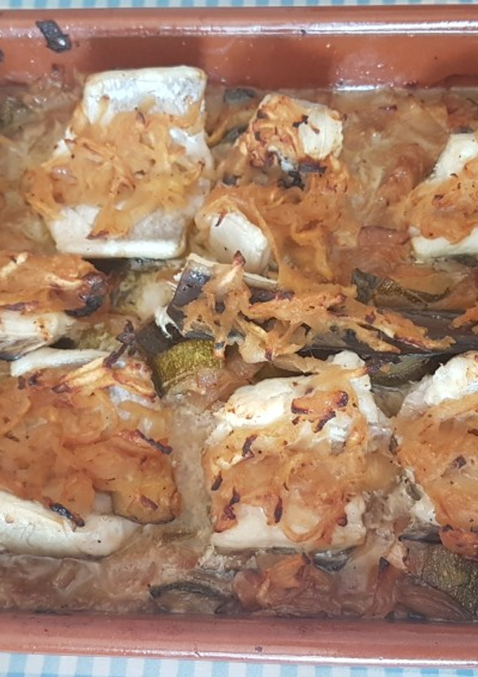 Una foto de Congre de Roca al forn amb salsa de vi blanc amb poma