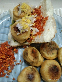 वडापाव (vada pav recipe in marathi) रेसिपी चे मुख्य फोटो