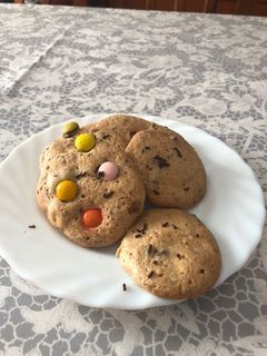 Una foto de Galletas con virutas de chocolate y lacasitos thermomix 🍪