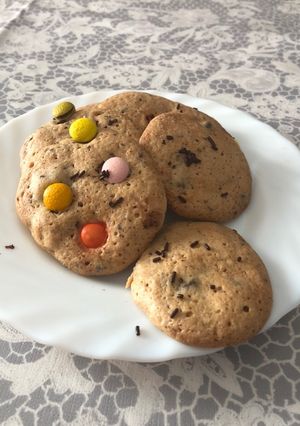 Una foto de Galletas con virutas de chocolate y lacasitos thermomix 🍪