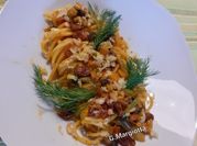 Una foto di pasta allo zafferano e alici