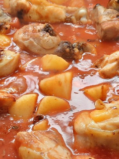 Una foto de Guiso de pollo con patatas