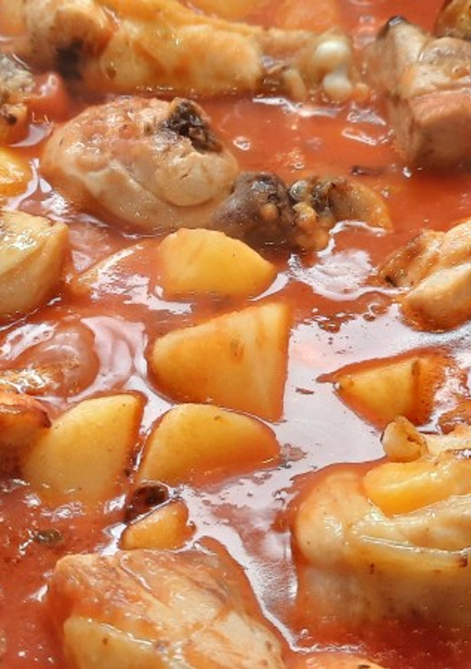 Una foto de Guiso de pollo con patatas