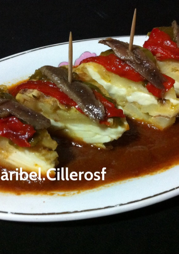 Una foto de Pinchos de tortilla rellena en salsa