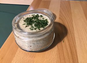 Une photo de Sauce salade au yaourt,moutarde à l ancienne,persil et citron