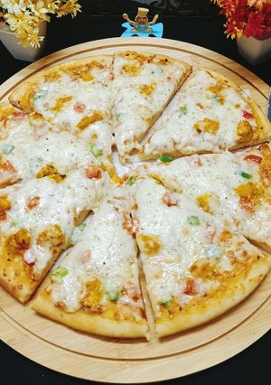 A picture of Chicken Pizza 🍕🍕.